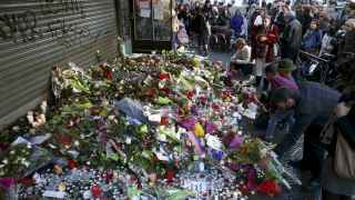 Varios ciudadanos muestran sus respetos en uno de los lugares de la tragedia en París.