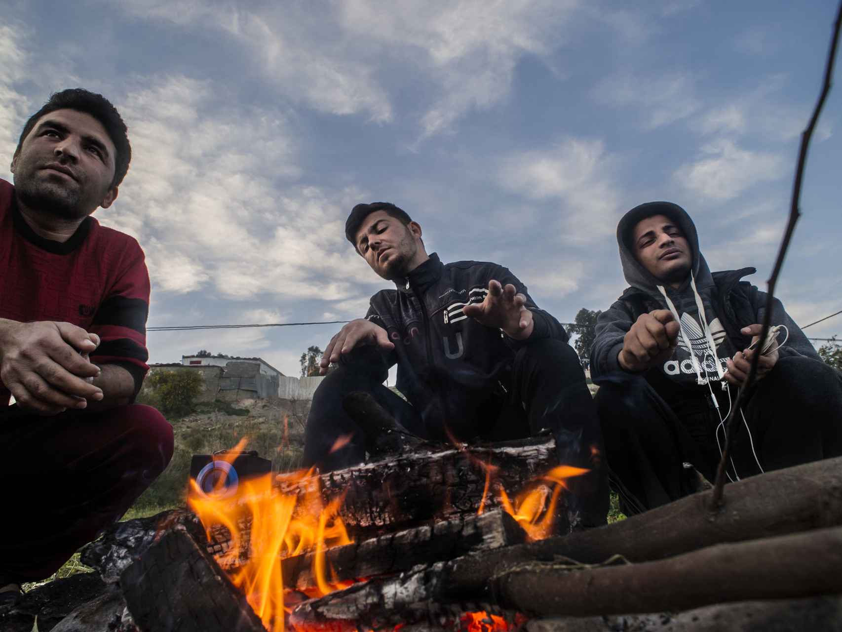 Un grupo de universitarios kurdos hacen una fogata a las afueras del CETI.