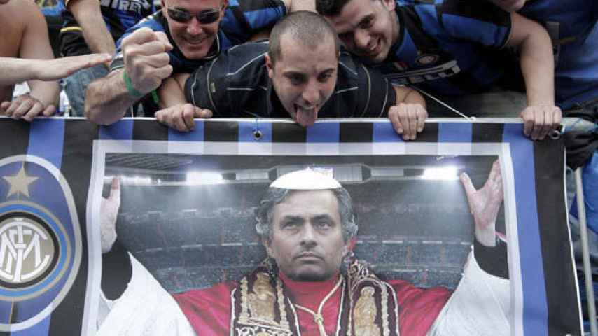 Morinho caracterizado de Papa por los aficionados del Inter de Milán.
