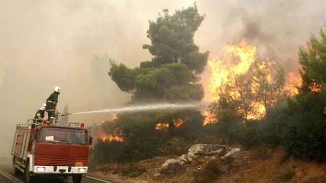 Un incendio forestal está devastando la isla griega de Quío