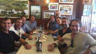 Don Felipe y sus compañeros de mesa, durante una comida este verano en Palma.
