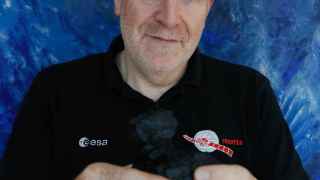 Mark McCaughrean, con una maqueta del cometa Chury en sus manos.