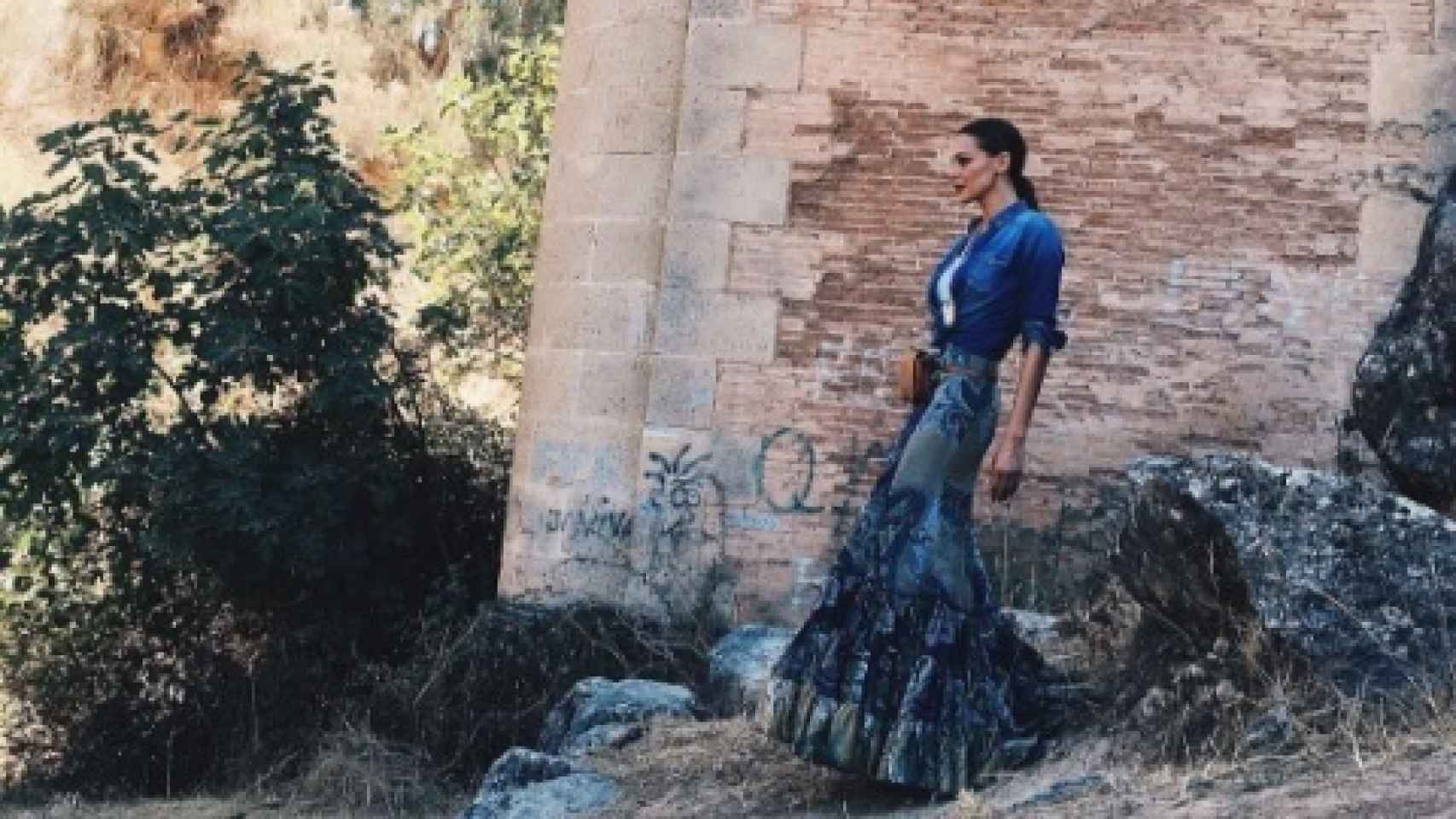 Eva González se viste con falda rociera diseñada por el coach del programa 'Quiero Ser', Cristo Bañez. La presentadora de 'Master Chef' disfrutó de un gran festejo andaluz vestida para la ocasión.