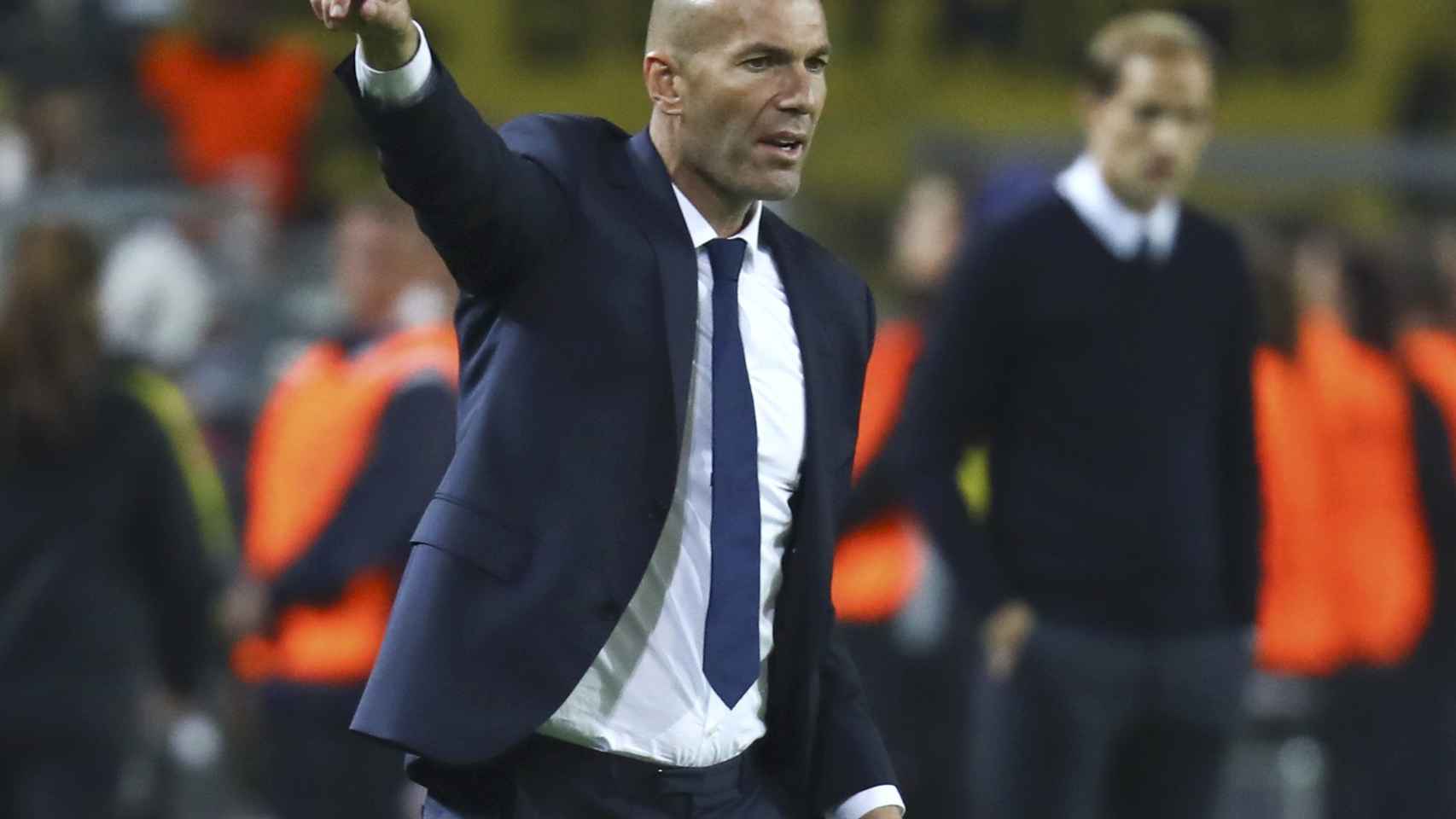 Zidane da instrucciones desde la banda.
