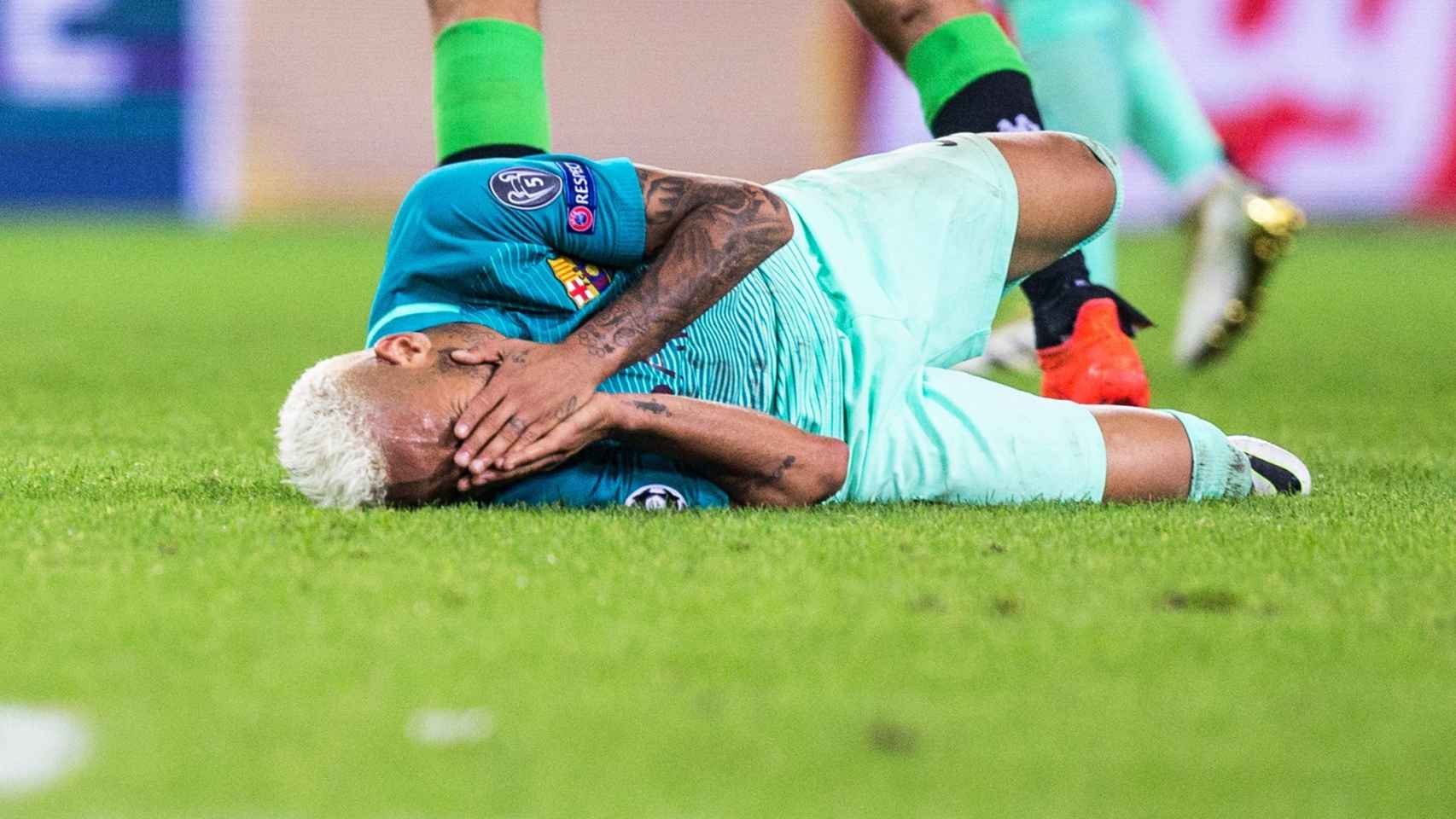 Neymar se duele de un golpe en el suelo. / Reuters