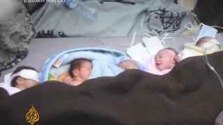 Una colchoneta y unas mantas sustituyeron a las incubadoras tras el bombardeo en Alepo.