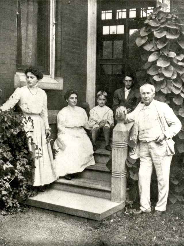 Edison, con su segunda esposa, Mina, y los hijos de su segundo matrimonio.