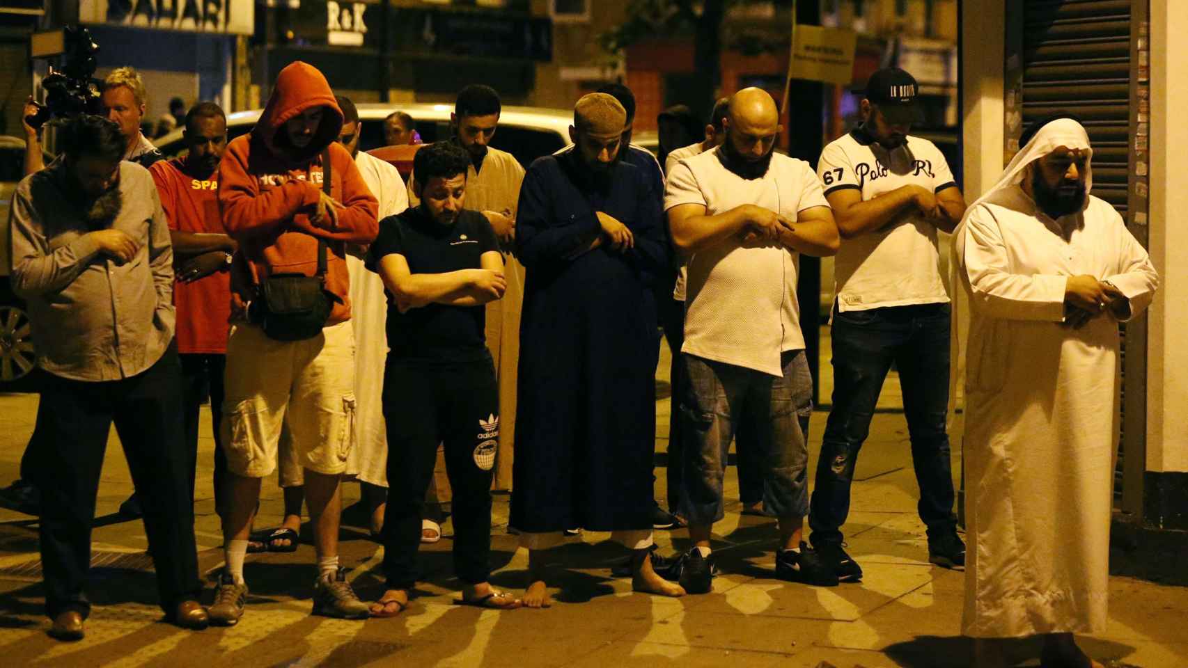 Un gurpo de fieles musulmanes congregados  en las cercanías de la mezquita. / Reuters