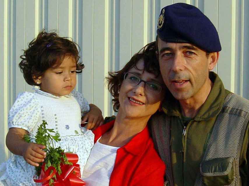 Vicente León Zafra con su mujer y su hija, tras volver de la operación. Se dejó el móvil encendido y ella escuchó prácticamente todo. "¡Casi me mata!".