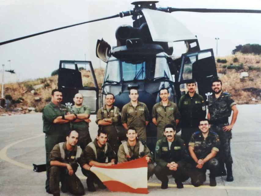 Los soldados de la misión posan ante uno de los helicópteros que participaron en la toma del islote.