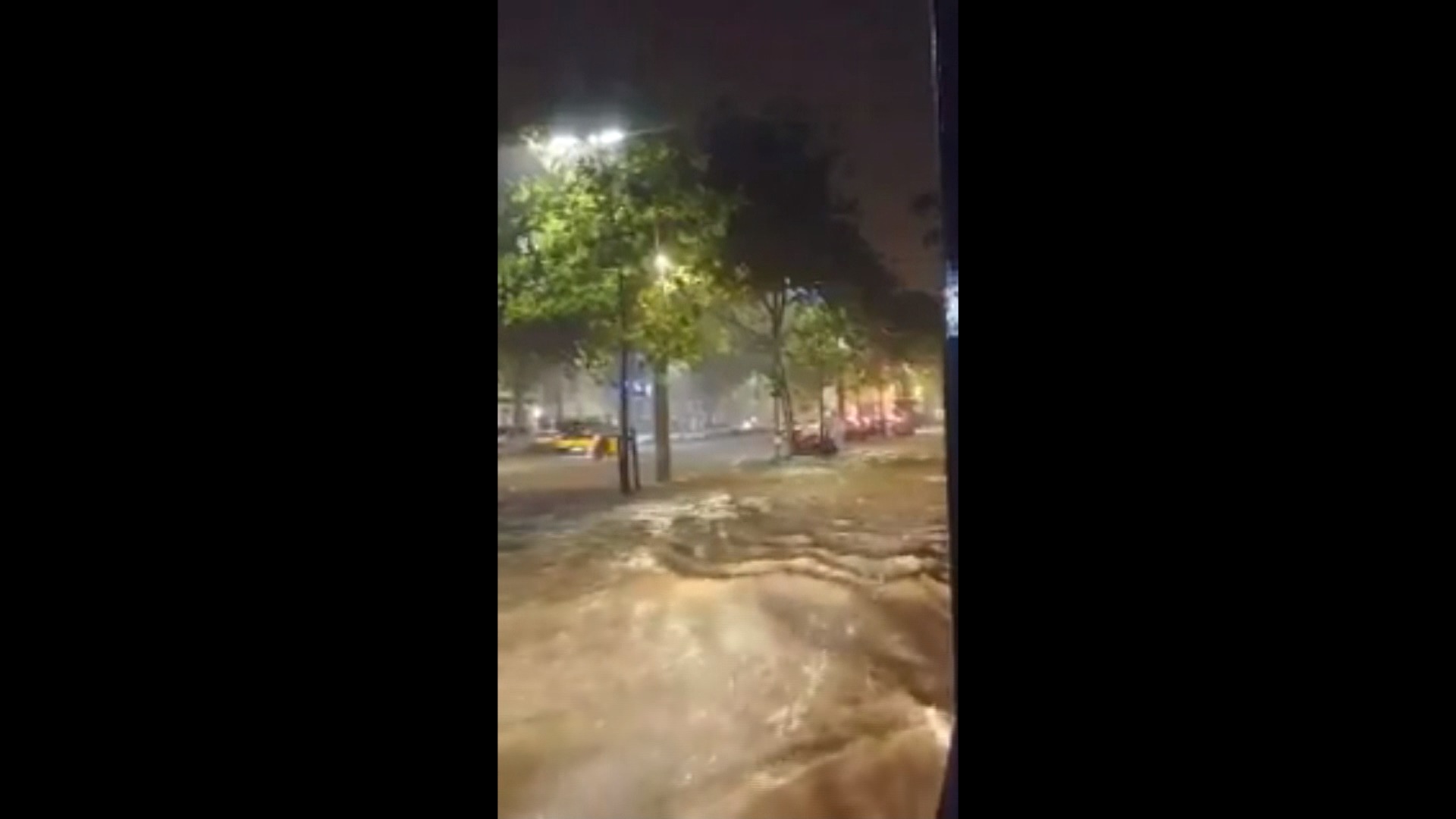 Un Fuerte Aguacero Provoca Inundaciones De Madrugada En Barcelona