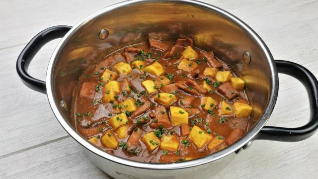 Guiso de sepia con patatas receta fácil para cocinar un plato de diez