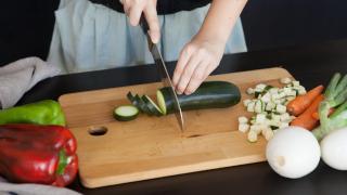 Pisto de verduras con huevos receta fácil para rebañar el plato