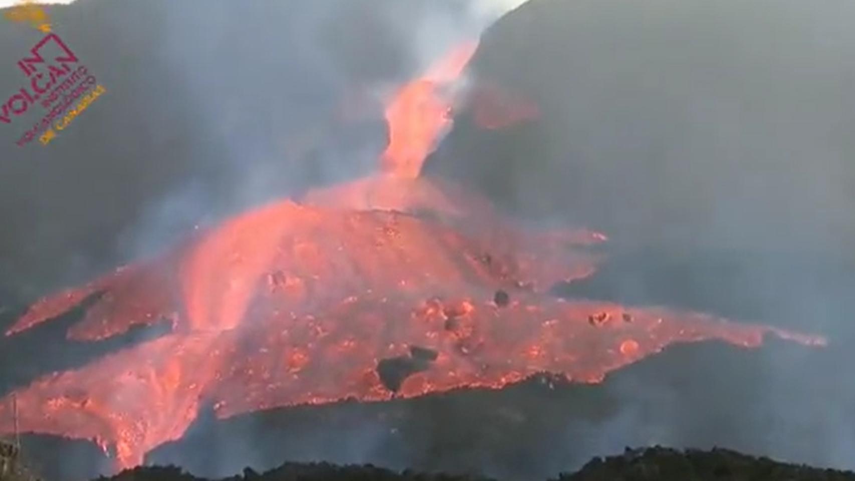 La colada de lava se desborda en el cono principal del volcán Cumbre