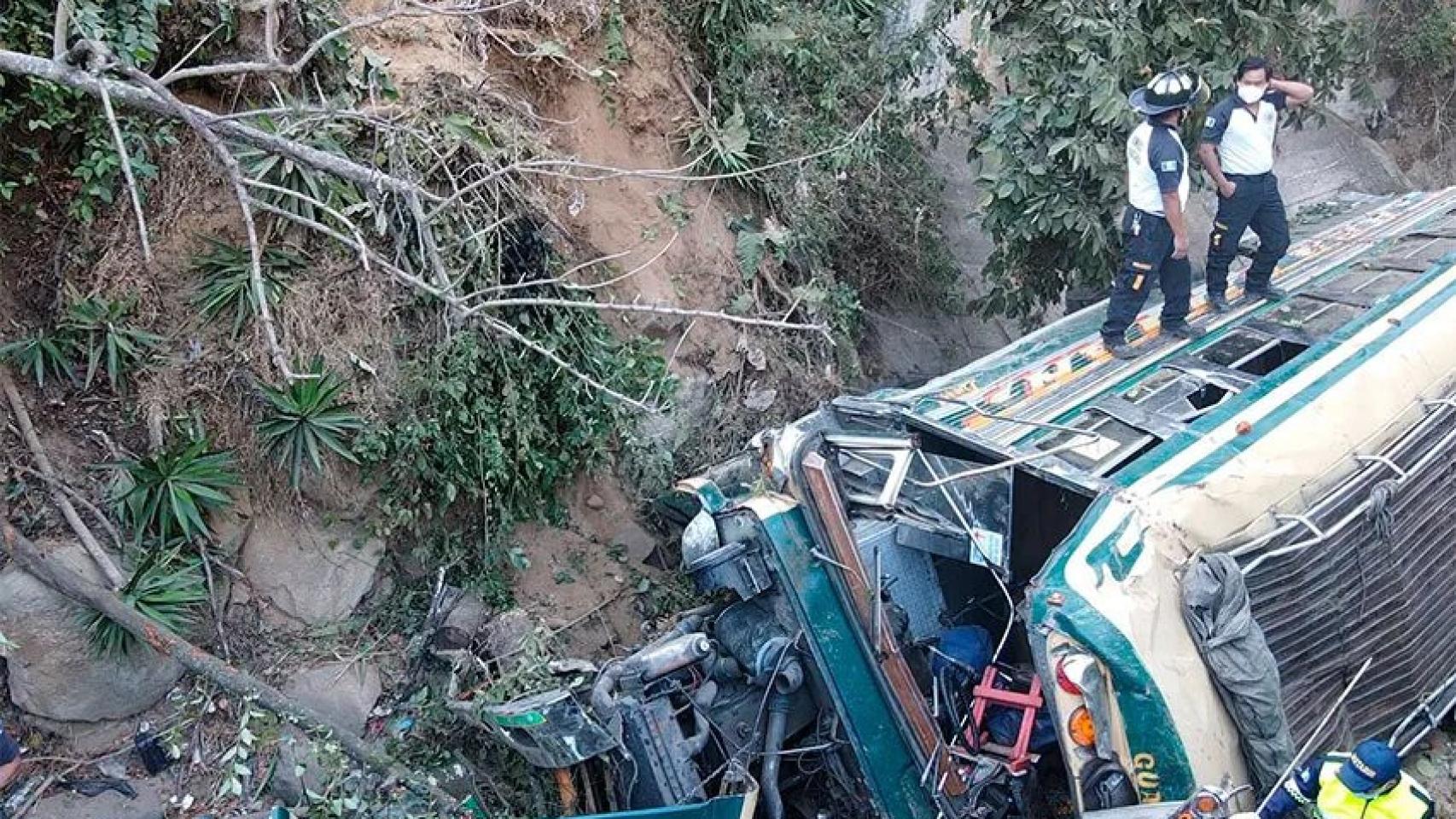 Cuatro muertos y 50 heridos al caer un autobús por un precipicio en