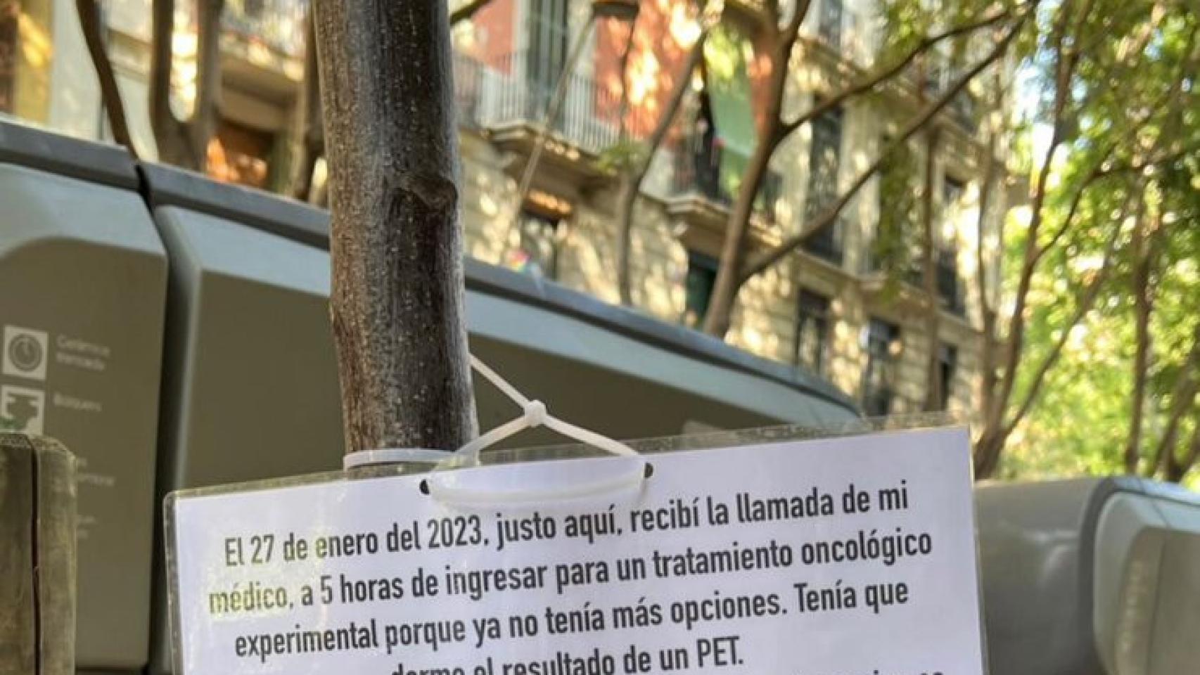 El emotivo cartel de un paciente oncológico en un árbol de Barcelona