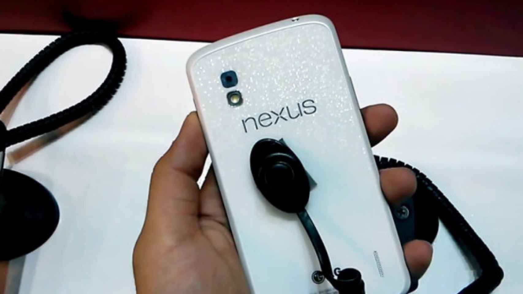 El Nexus 4 en color blanco vuelve a aparecer en vídeo y mejores fotos antes de su debut
