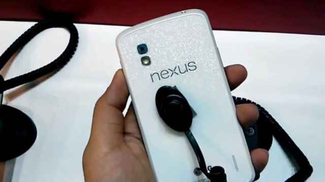 El Nexus 4 en color blanco vuelve a aparecer en vídeo y mejores fotos antes de su debut