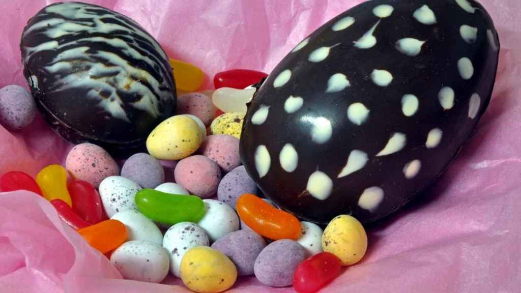 Cómo hacer huevos de Pascua de chocolate sin azúcar
