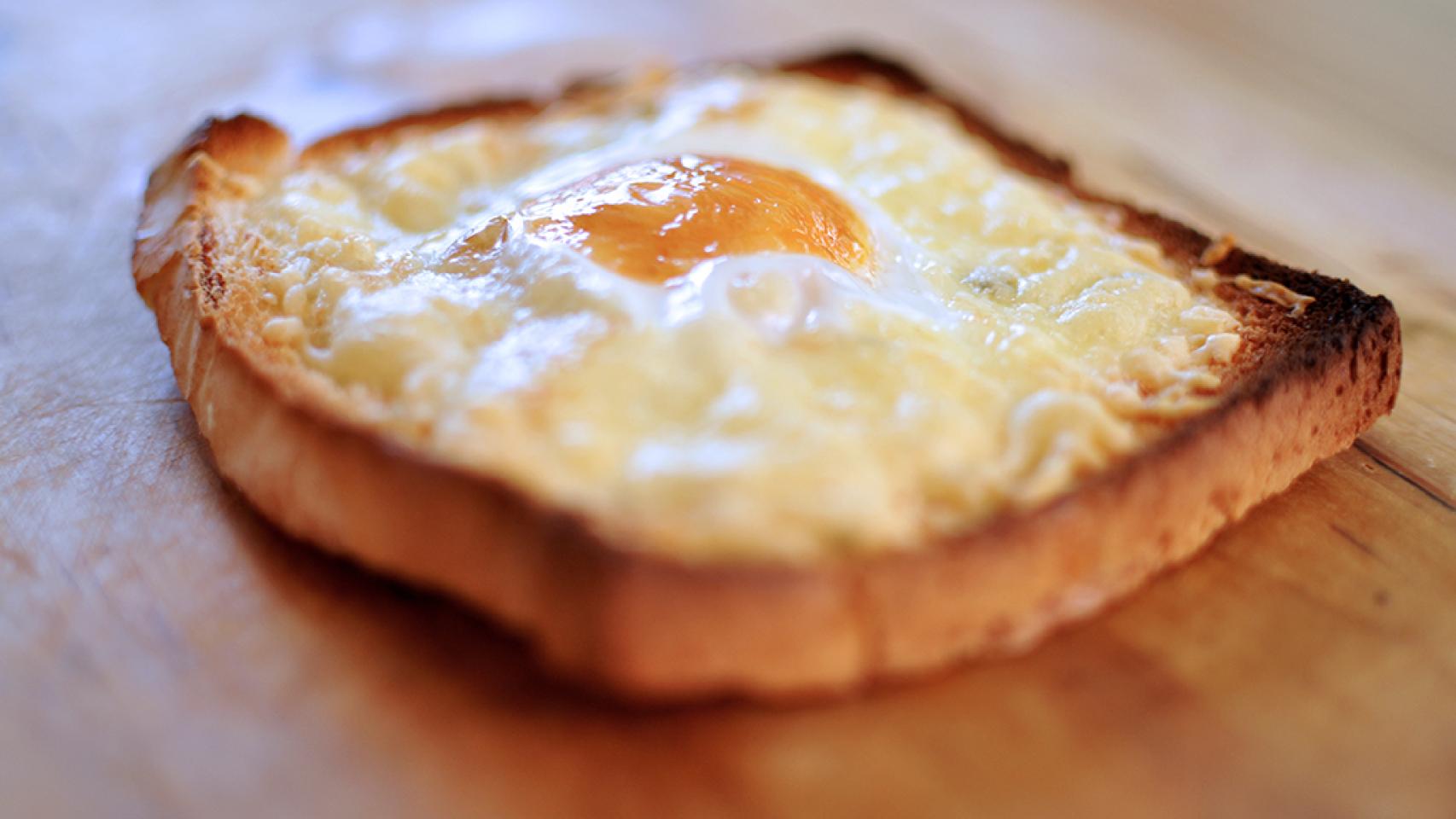 Tostada con huevo y queso, el desayuno más completo