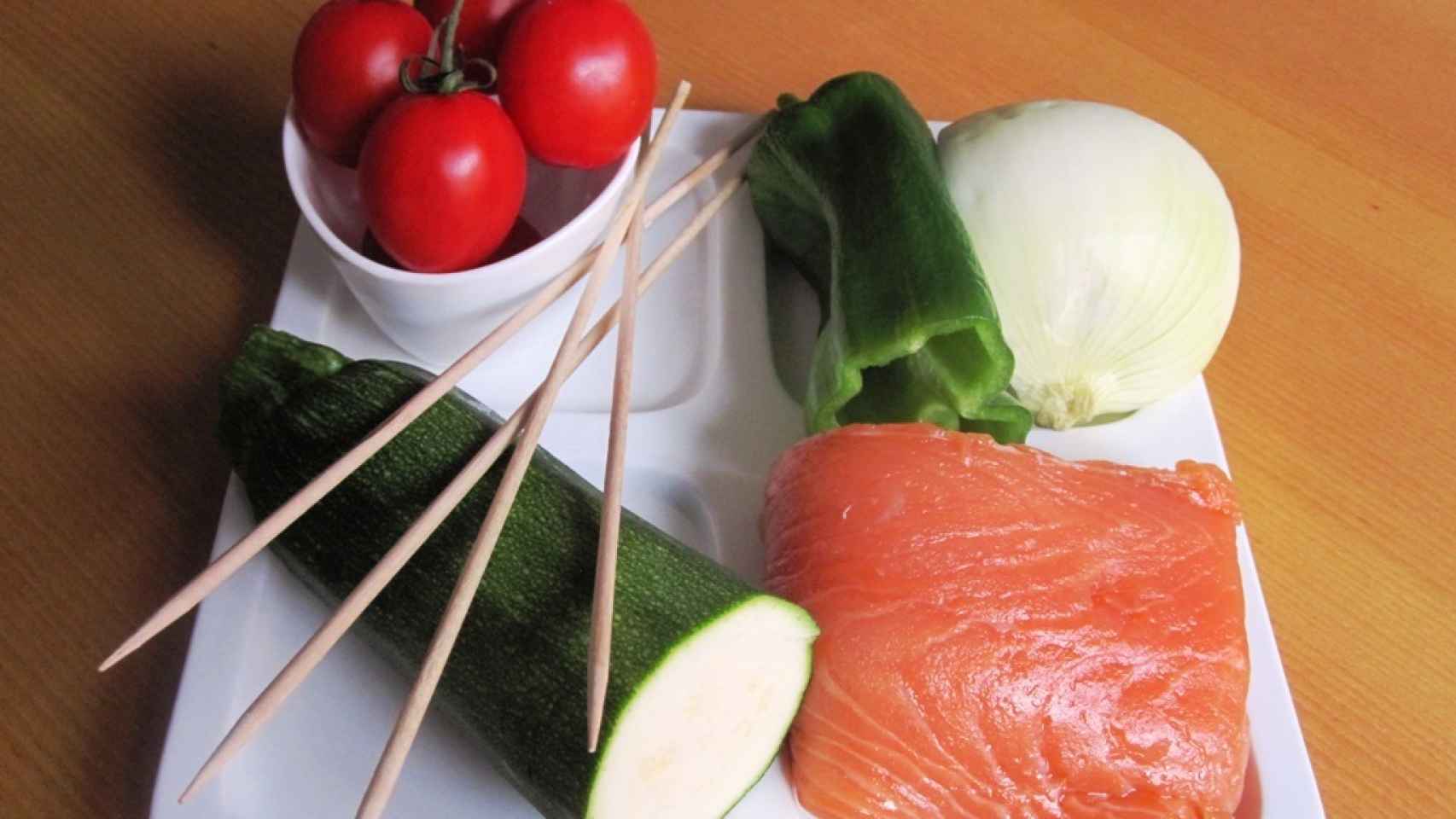 Brocheta de salmón y verduras 1