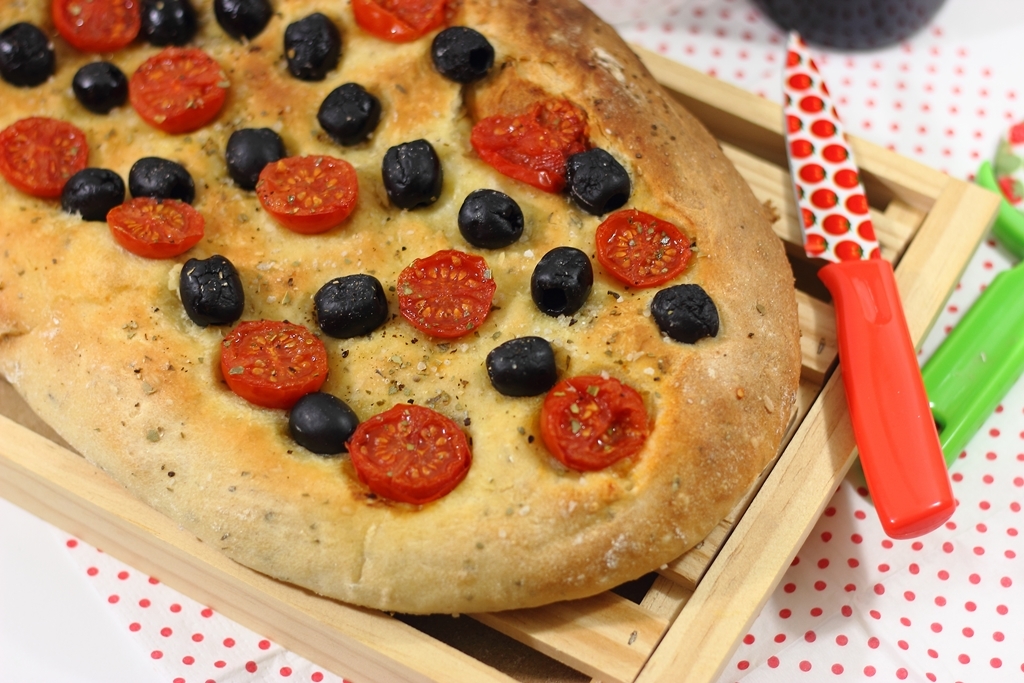 Focaccia de aceitunas negras y tomates cherry