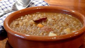 Unas lentejas en cazuela de barro.