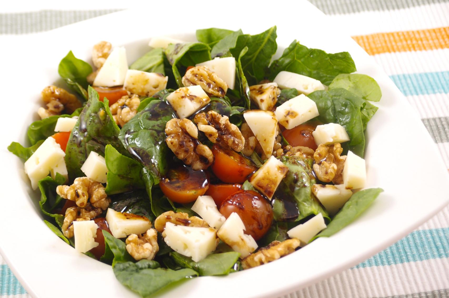 Ensalada de espinacas, queso y nueces