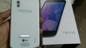 El Nexus 4 blanco aparece a la venta en algunas tiendas de la India