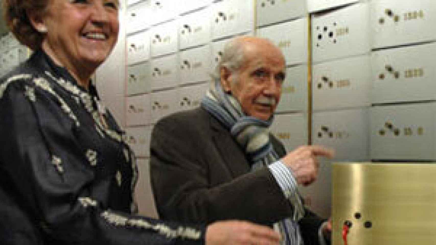 Image: Manuel Alexandre deja en la Caja de las Letras su TP de Oro honorífico