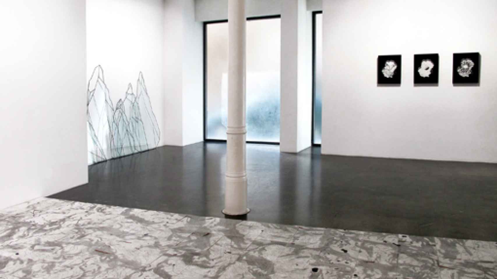 Vista dela exposicióVista de la exposición en la galería Ponce+Roblesn 'Escalando glaciares'