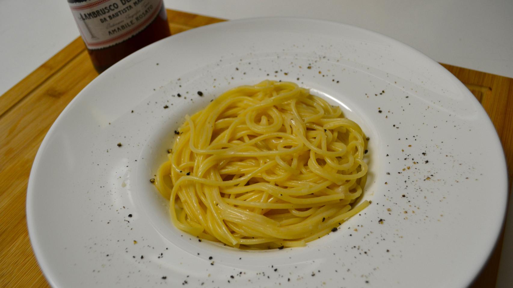 Espaguetis con queso y pimienta (Spaghetti cacio e pepe)