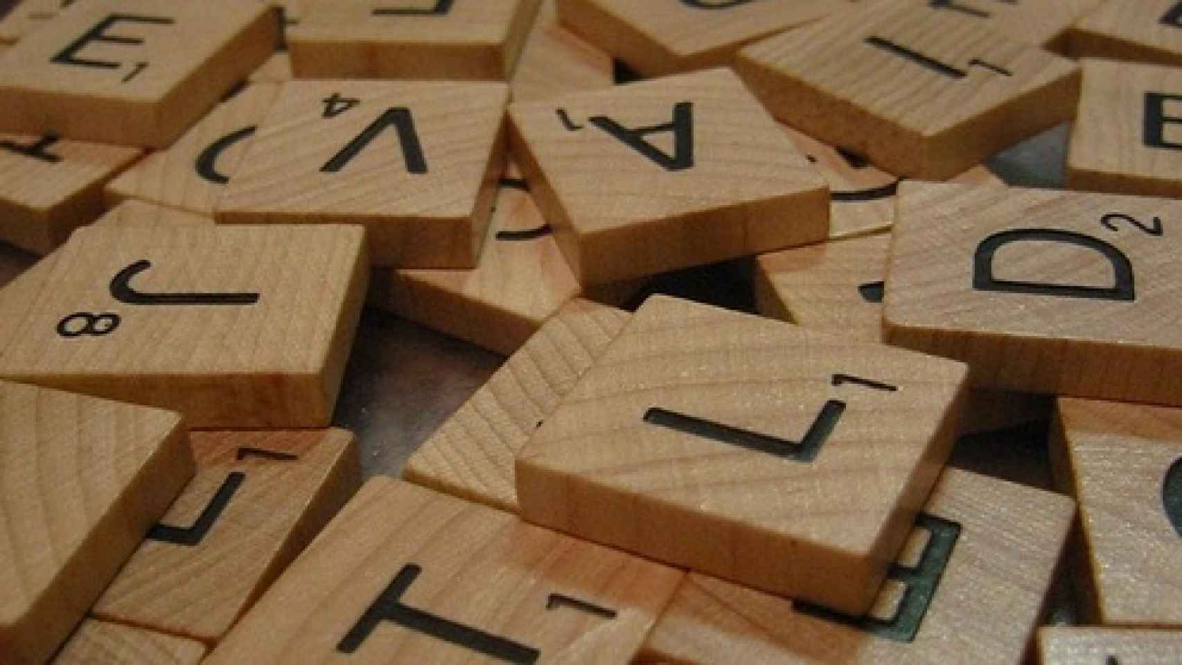 Fichas de un juego de mesa con distintas letras.