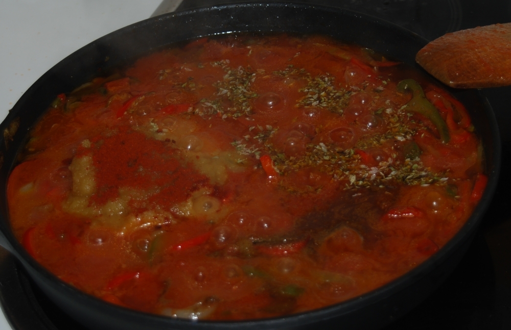 Orégano, comino, manzana y pimentón sobre el tomate