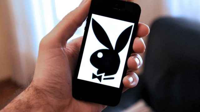 El logotipo de Playboy en un móvil.