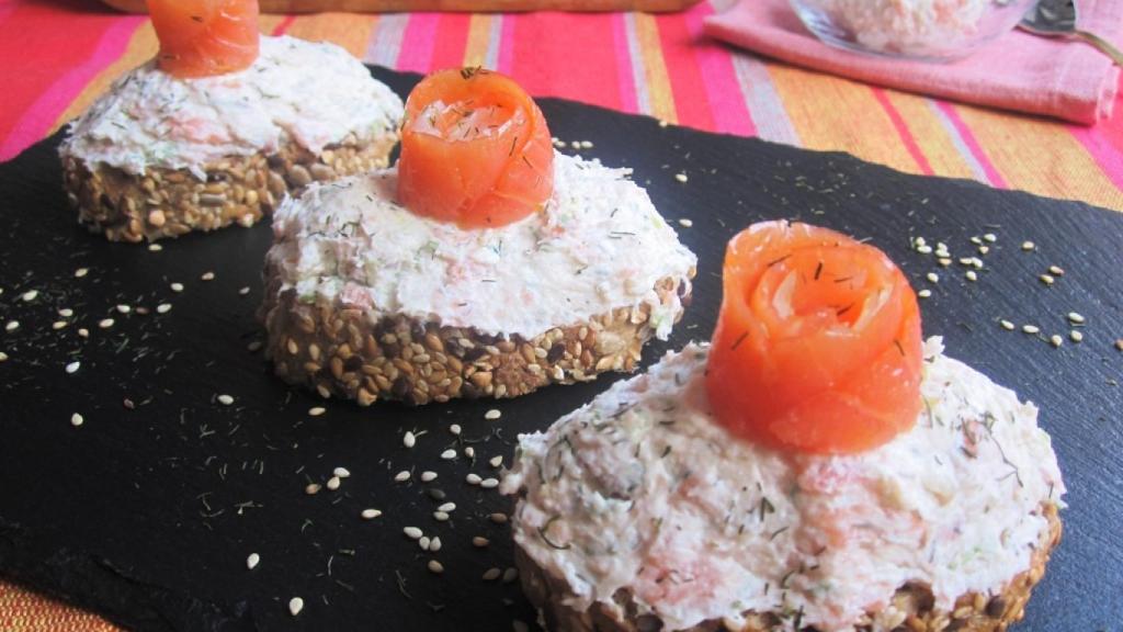 IMG_9008 TOSTA DE BACALAO Y SALMÓN AHUMADOS CON BROTES DE PUERRO 0