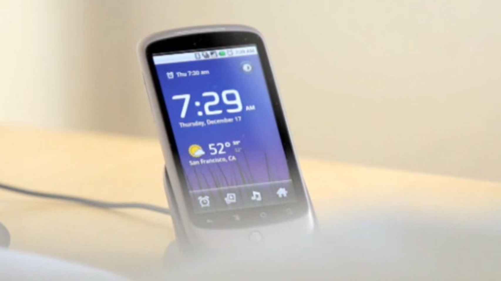 Cómo convertir tu viejo móvil Android en un despertador para la mesita de  noche