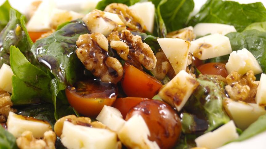 Ensalada De Espinacas, Queso Y Nueces Con Vinagreta Balsámica De Miel