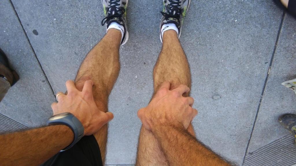 Precalentamiento y piernas en forma para correr.