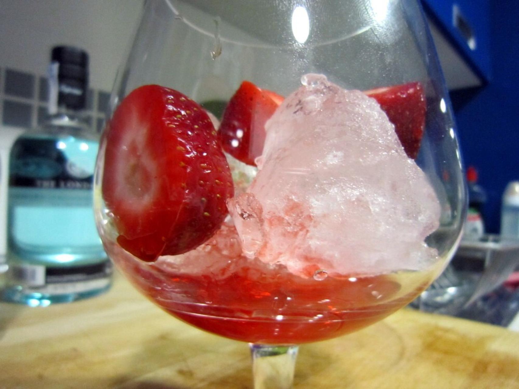 Receta de Gin & Tonic con fresas