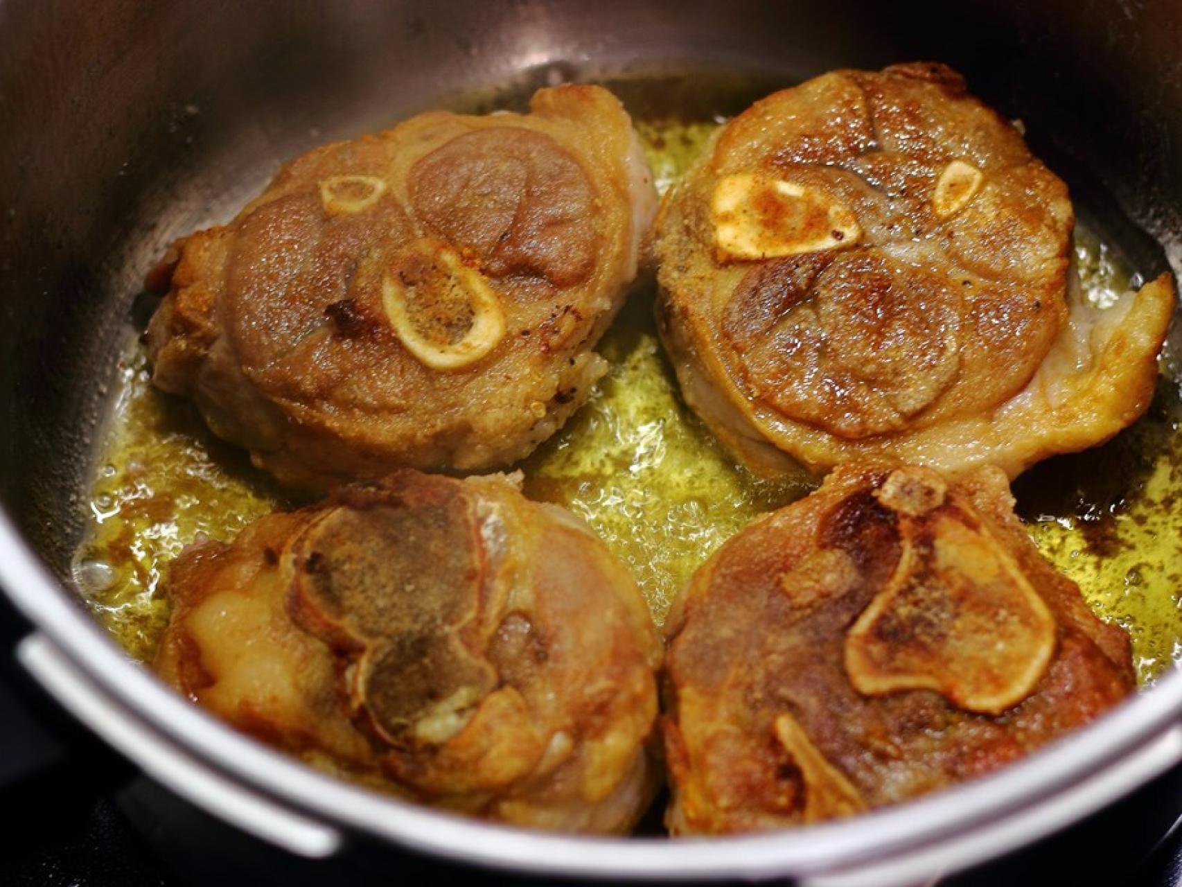 Ossobuco de cerdo en salsa, receta fácil paso a paso