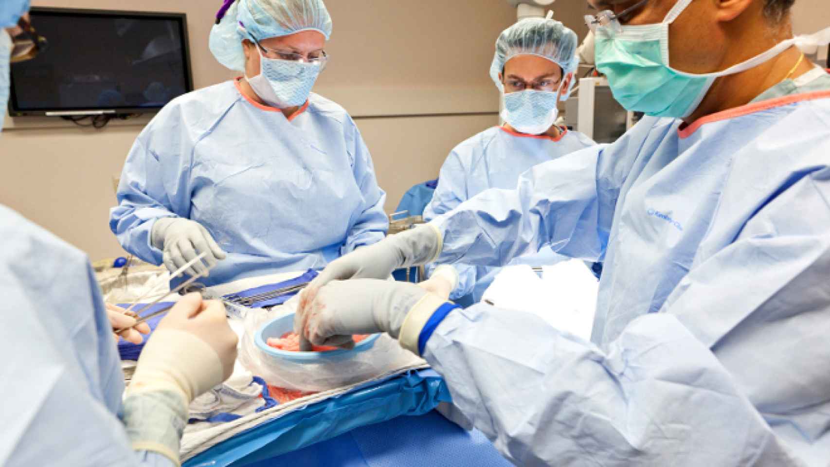 Un equipo de médicos realiza un trasplante.