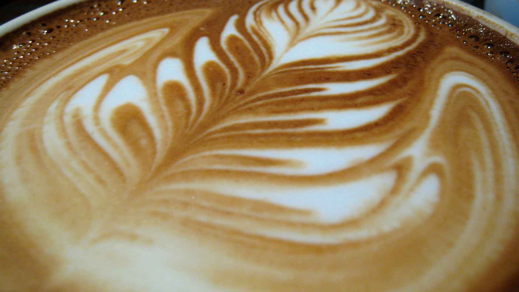 Cinco trucos para hacer dibujos sobre la espuma del café