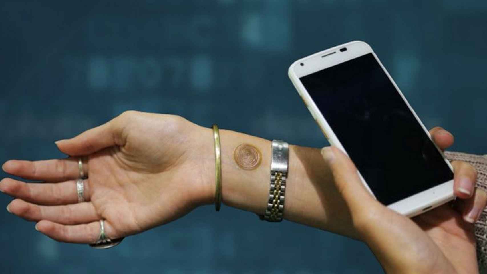 Motorola presenta un tatuaje digital para desbloquear el Moto X