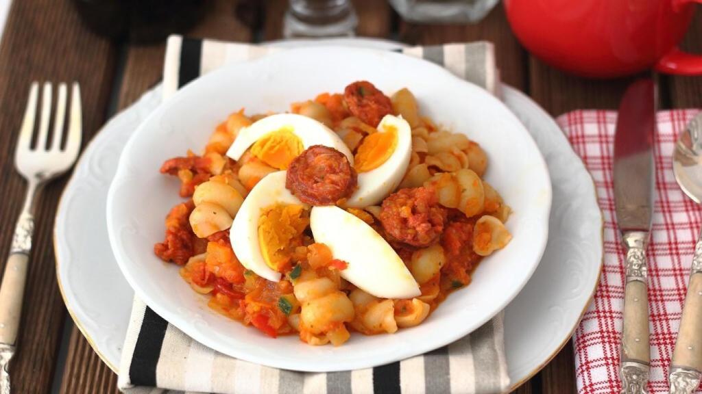 Pasta con verduras, huevo y chorizo, receta fácil