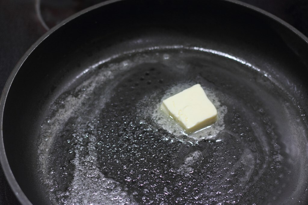 Engrasamos la sartén con mantequilla