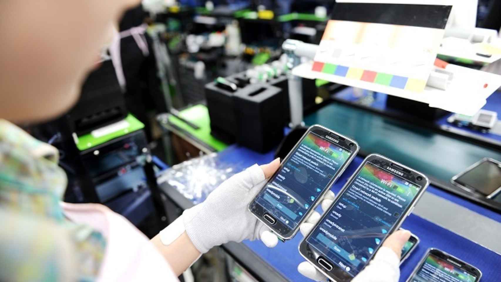 ¿Cómo se fabrica un móvil? Imágenes y detalles del montaje del Moto X y Galaxy S5