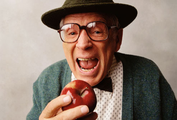 anciano_comiendo
