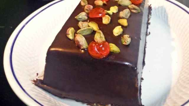 Plum cake de yogur con chocolate y pistachos
