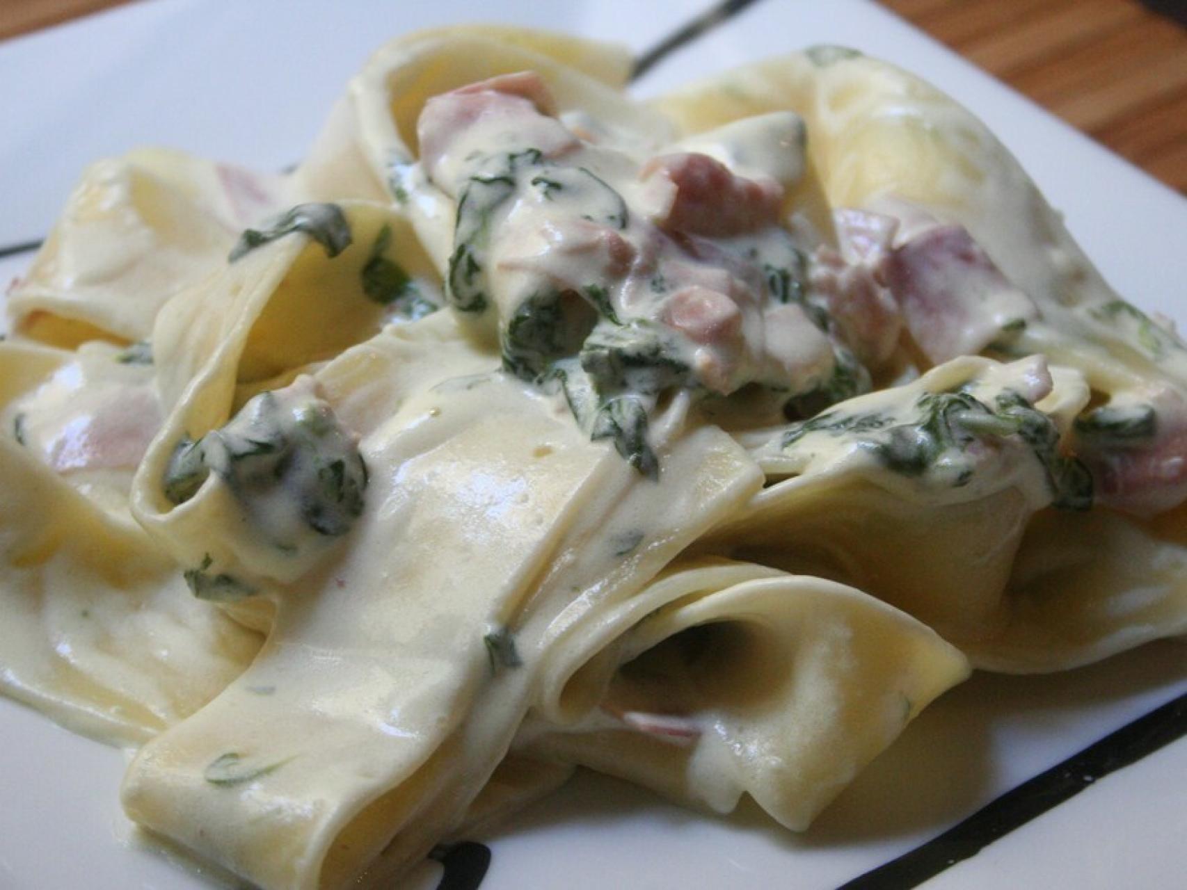 Pappardelle con salsa cremosa de espinacas, jamón york y parmesano